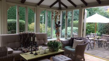 Télévision, cheminée, lecteur de DVD, livres