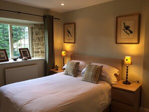 3 chambres, coffres-forts dans les chambres, fer et planche à repasser