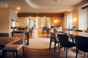 Déjeuner, dîner et souper servis sur place