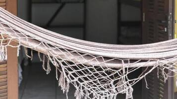 Una entrada con una hamaca colgada.