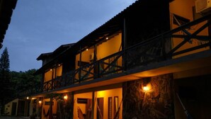 Bagian depan properti - sore/malam