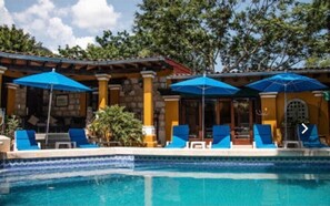 Outdoor pool, open 9:00 AM to 9:00 PM, free pool cabanas, pool umbrellas - Hotel Quinta La Herradura (Tepoztlán)