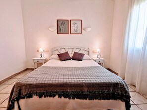 2 chambres, coffres-forts dans les chambres, fer et planche à repasser