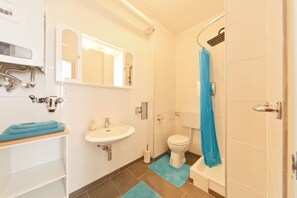 Douche, séchoir à cheveux, serviettes fournies, savon