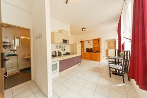 Fridge, microwave, oven, stovetop - Apartment No. 14 in Vienna near Schönbrunn/Westbahnhof | Keyless Check-In (Rudolfsheim-Fünfhaus)