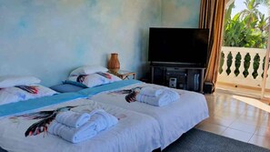 Tabla de planchar con plancha, cuna de viaje, wifi gratis y ropa de cama