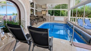 Una piscina cubierta, una piscina climatizada