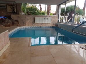 Piscina interna, piscina aquecida