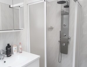 Douche, articles de toilette écologiques, séchoir à cheveux