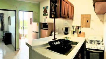 Apartamento familiar, varias camas, no fumadores (Las Molas) | Cocina privada | Frigorífico, microondas, placa de cocina y cafetera o tetera