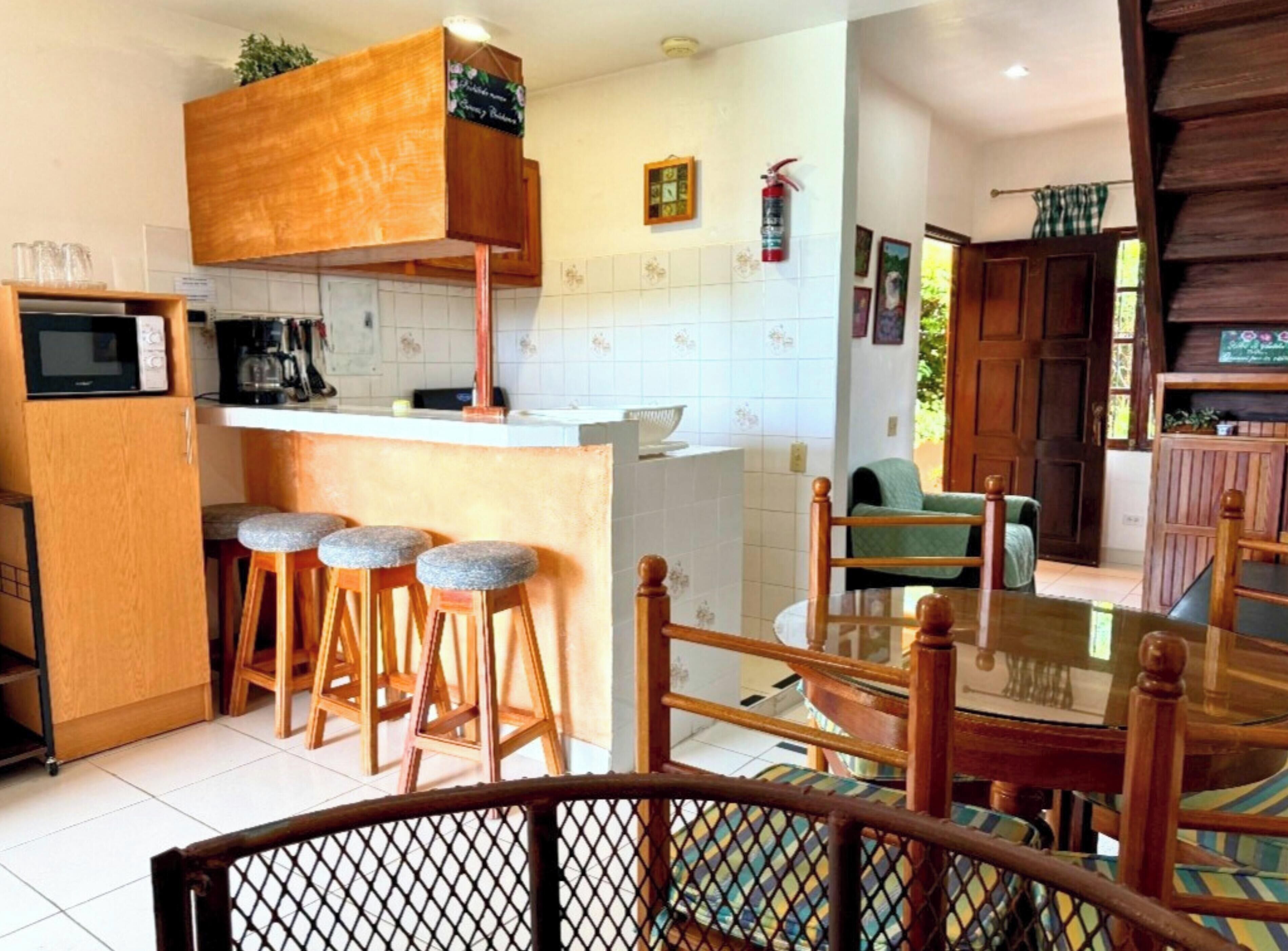 Appartement familial, Plusieurs lits, non-fumeur (Floral) | Cuisine privée | Réfrigérateur, four à micro-ondes, surface de cuisson, cafetière-théière