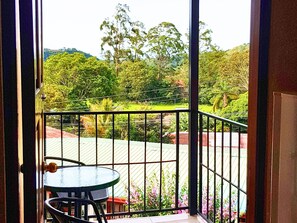 Familie appartement, Meerdere bedden, niet-roken (Floral) | Balkon