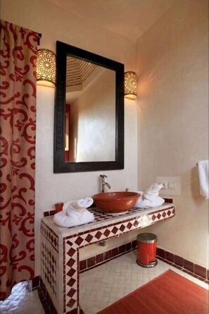 Duschwanne, Haartrockner, Handtücher, Toilettenpapier