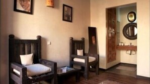 A room with two wooden chairs, a wooden floor, a wooden ceiling, and a framed picture on the wall. - Villa Rayane Marrakech (6rooms-14persons) (Marrakech)