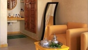 A room with a yellow table, a sofa, a wooden door, and a mirror. - Villa Rayane Marrakech (6rooms-14persons) (Marrakech)