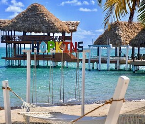 En la playa, camastros y toallas de playa