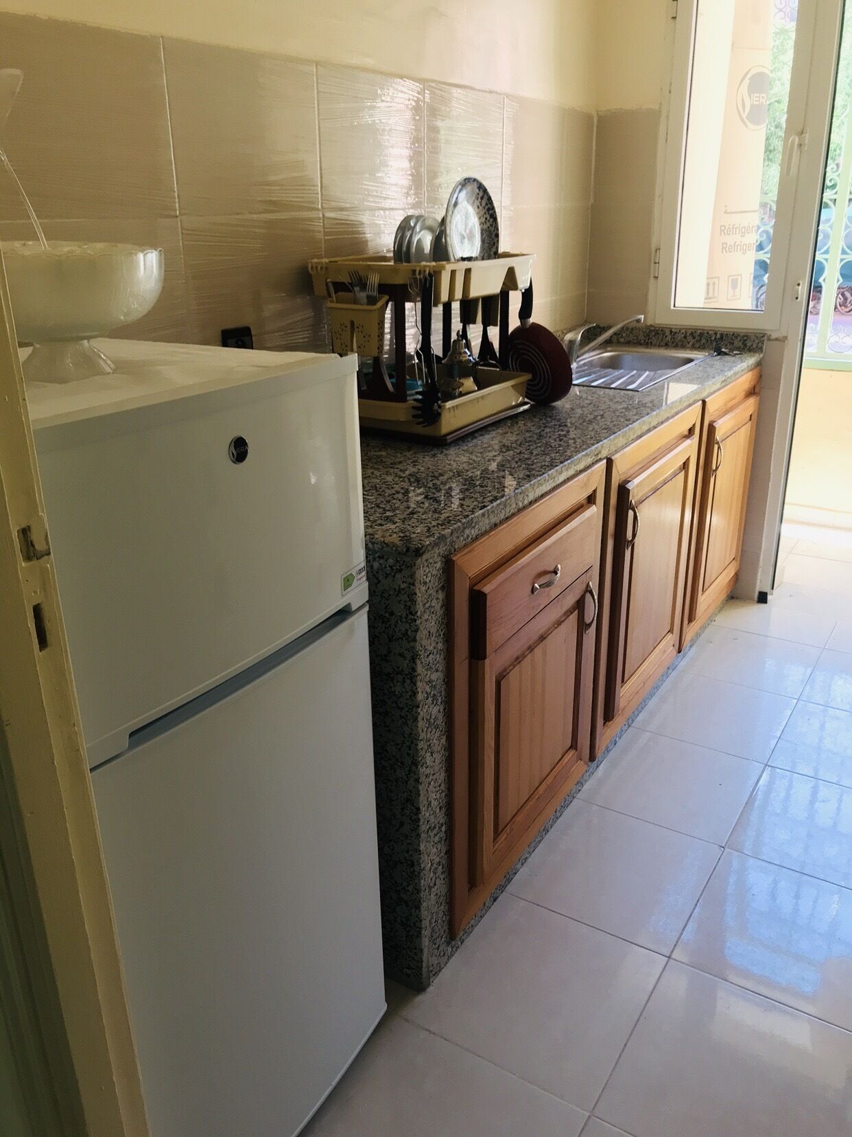 Fridge, electric kettle, ice maker, paper towels