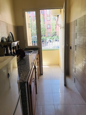 Kühlschrank, Wasserkocher, Eiswürfelbereiter, Küchenrolle