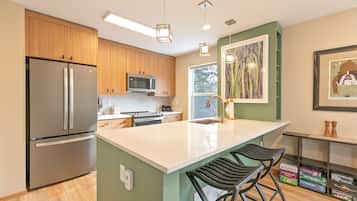 Refrigerador, microondas, placa de cocina, lavavajillas