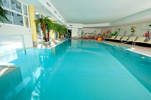 Una piscina techada, una piscina al aire libre