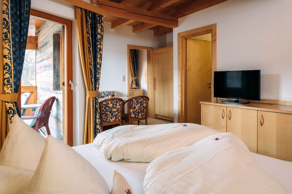 Suite (Burg II.) | 1 bedroom, hypo-allergenic bedding available, minibar, in-room safe