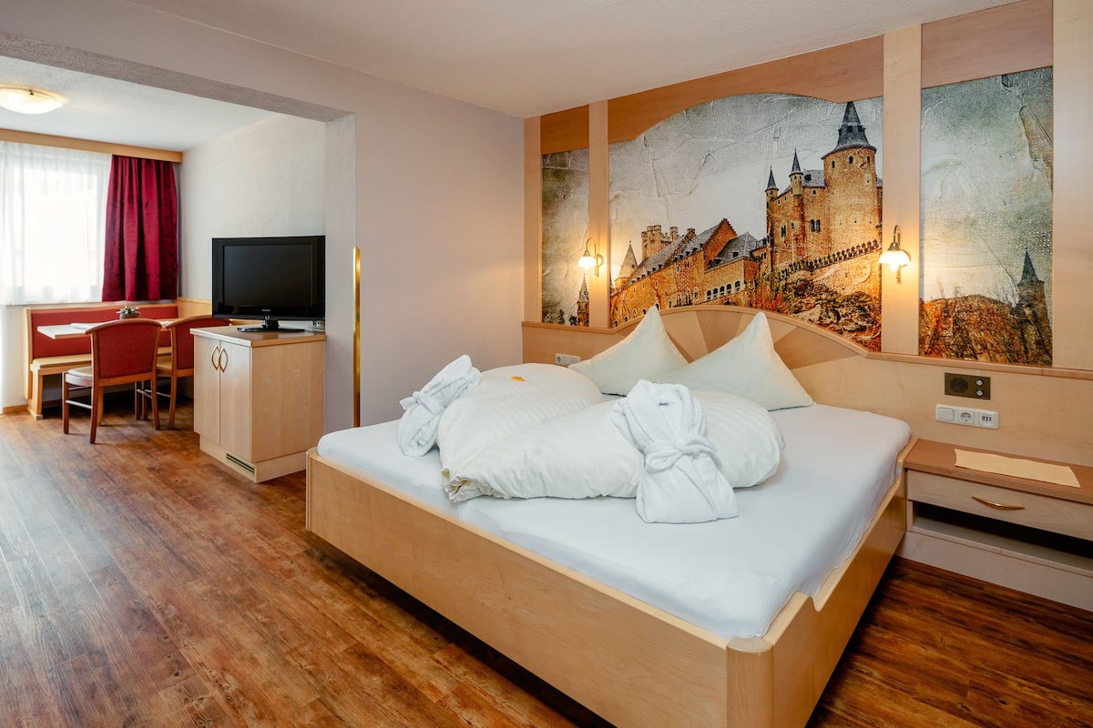 Suite (Ladi) | 1 bedroom, hypo-allergenic bedding available, minibar, in-room safe