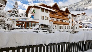 Front of property - Kinderhotel Laderhof (Ladis)