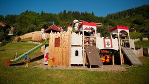 Children's play area - outdoor - Kinderhotel Laderhof (Ladis)