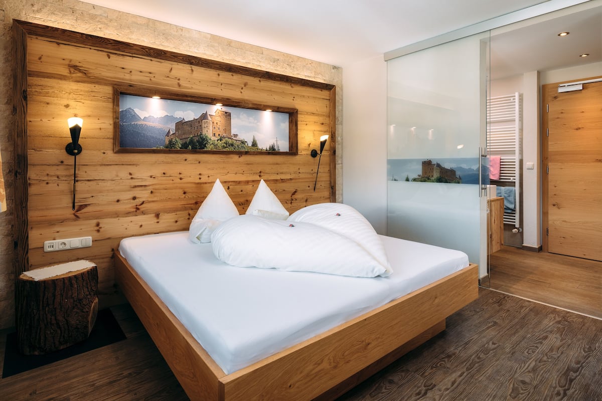 Double Room | 1 bedroom, hypo-allergenic bedding available, minibar, in-room safe