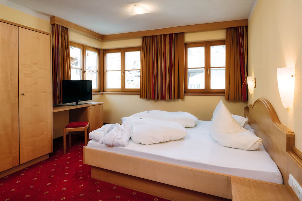 Suite (Smiley III.) | 1 bedroom, hypo-allergenic bedding available, minibar, in-room safe