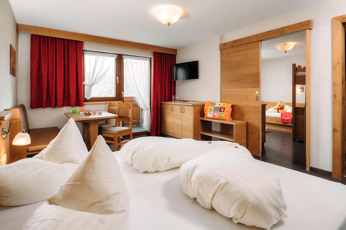 Suite (Kuni) | Living area | TV