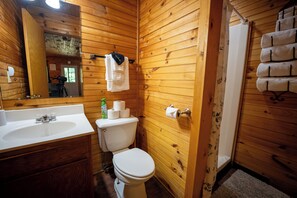 Ducha, toallas, jabón y champú