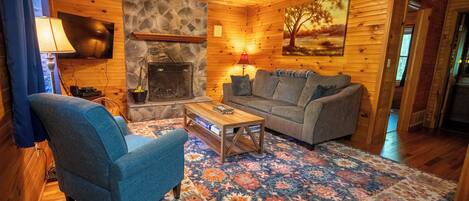 Una Smart TV, una chimenea, un reproductor de DVD