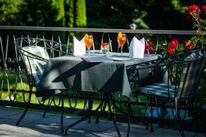 Outdoor dining - Parkhotel Am Taunus (Oberursel)