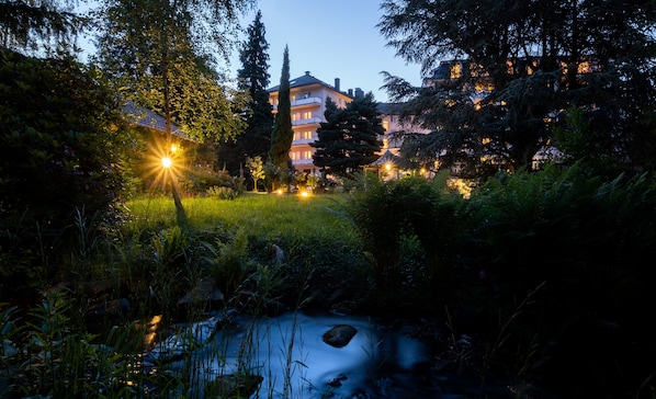 Façade de l’hébergement - soirée/nuit