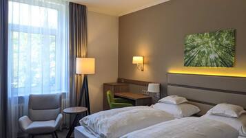 Hypo-allergenic bedding, desk, free WiFi, bed sheets