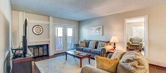 Stay in a classically designed apt near ORU, exercise trails, and restaurants!