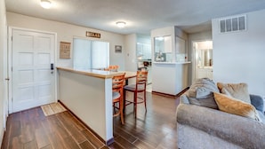 A compact living space with a kitchenette, a dining area, and a seating area. - Stay in a classically designed apt near ORU, exercise trails, and restaurants! (Tulsa)