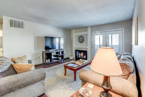 Stay in a classically designed apt near ORU, exercise trails, and restaurants!