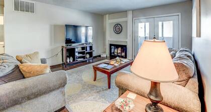Stay in a classically designed apt near ORU, exercise trails, and restaurants!