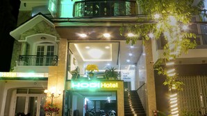 A hotel with multiple balconies, a staircase leading to the entrance, and a sign reading "HOD Hotel". - Hodi Hotel (Da Nang)