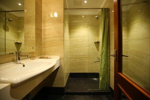 Buồng tắm vòi sen, đồ dùng nhà tắm miễn phí, dép đi trong nhà 