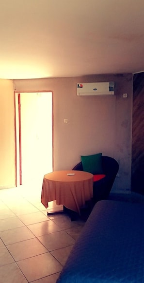 Quarto casal básico, 1 cama Queen, vista para a cidade | 1 quarto, cofres nos quartos, quartos à prova de som