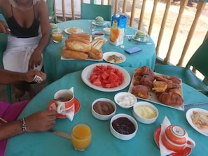 Café da manhã continental grátis todos os dias