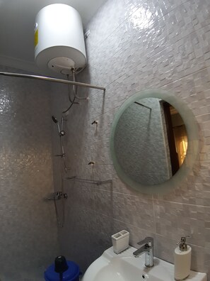 Apartment | Bathroom | Shower, rainfall showerhead, free toiletries, hair dryer - Gem Hospitalities (Accra)