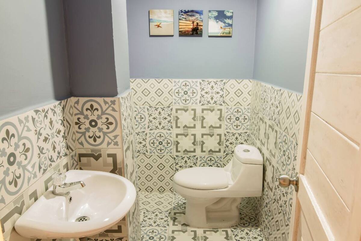 Een douche, gratis toiletartikelen, handdoeken