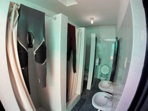 Double Room | Bathroom | Shower, towels - Olas Norte (Huanchaco)