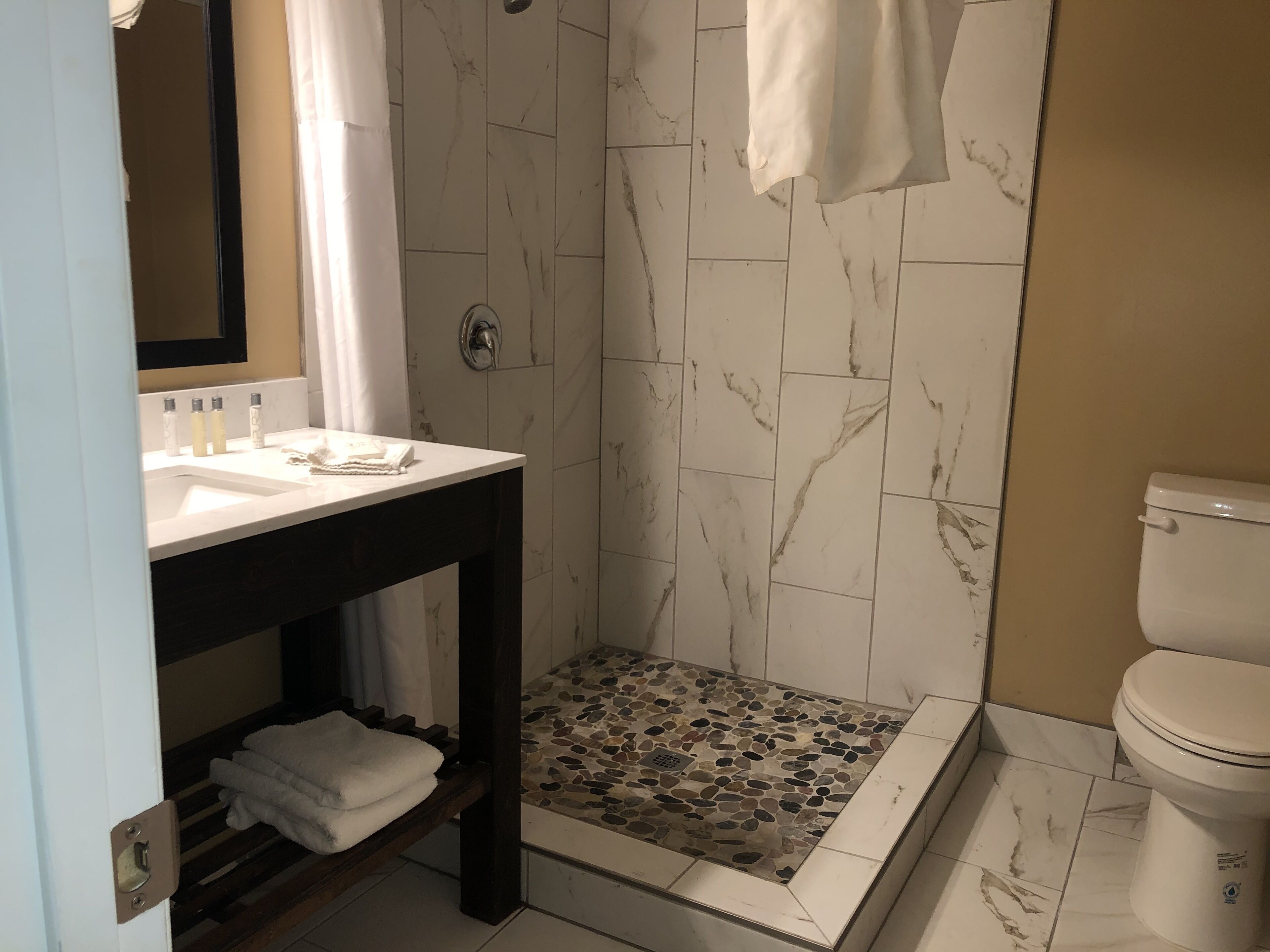 Deluxe Quadruple Room, 2 Queen Beds, Non Smoking | 浴室 | 免費盥洗用品、吹風機、毛巾、肥皂