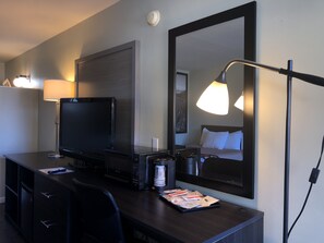 Escritorio, cortinas blackout y tabla de planchar con plancha 