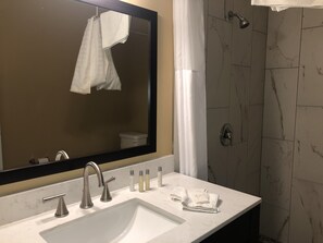 Deluxe Room, 2 Queen Beds, Non Smoking | Salle de bain